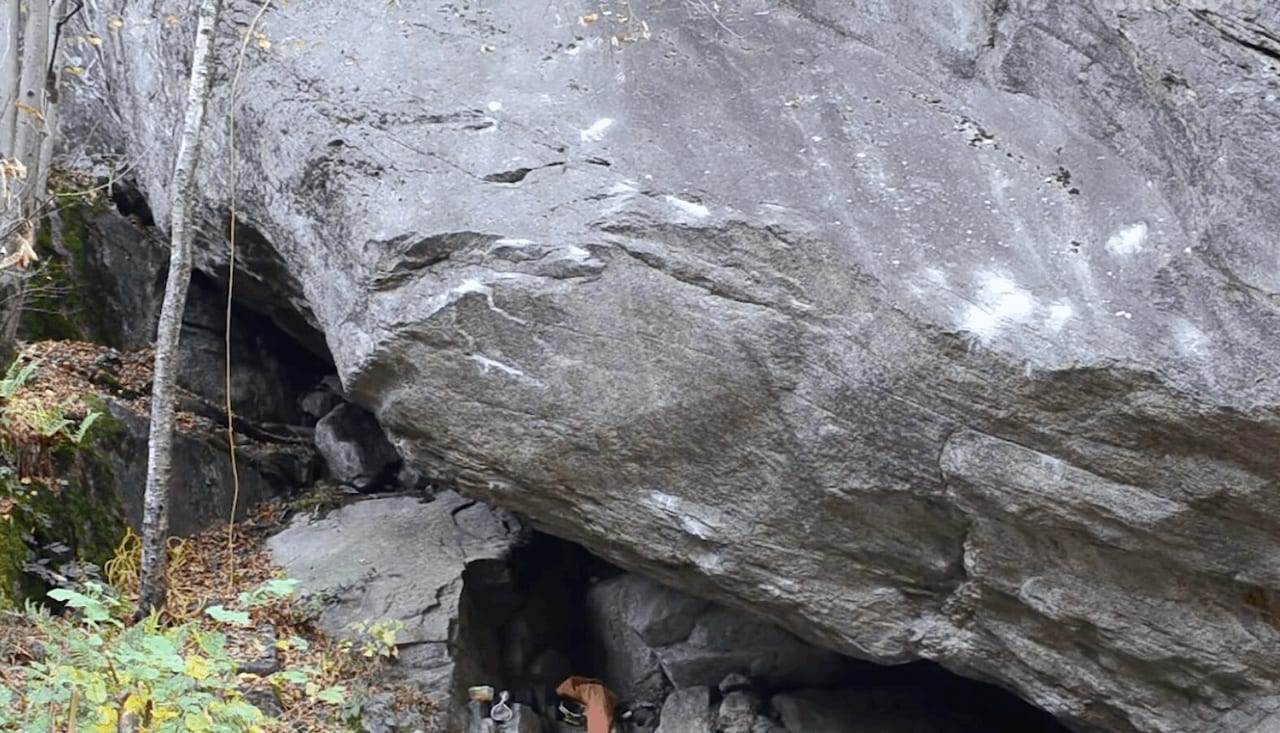 Jules Marchaland climbing Ephyra V16