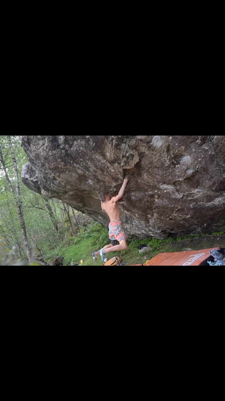 Alexander Megos on the first ascent of the boulder Schattenspiel 8B+