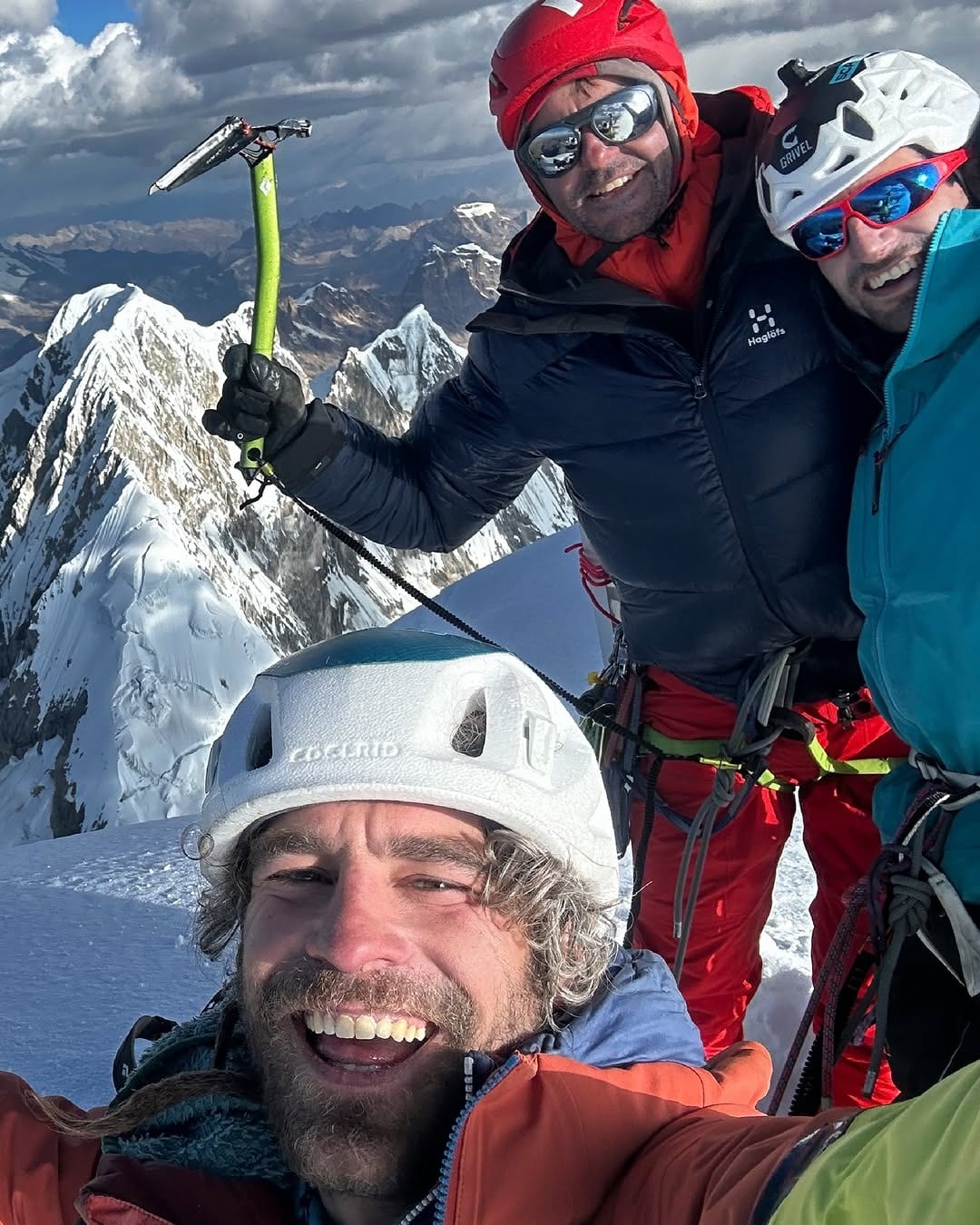 Rubén Sanmartín, Bru Busom and Marc Toralles on Yerupajá in Peru