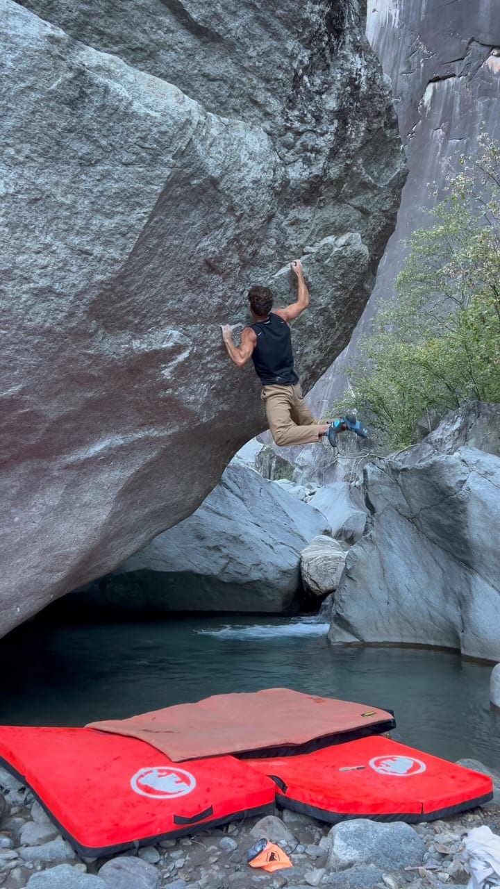 Yannick Flohé on the granite boulder Solar Plexus above the river in Val Bavona